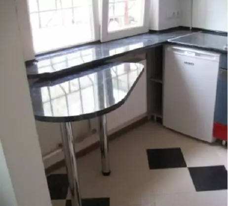 Sill მაგიდა სამზარეულოში (36 ფოტო): მიმოხილვა ჩაშენებული სამზარეულო მოდელები მცირე სამზარეულო და 