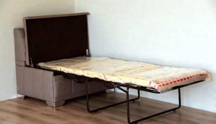 أريكة صغيرة في المطبخ (63 صور): قصيرة الأكمام مصغرة بدون مكان لنوم ومطبخ صغير نماذج التعاقد انزلاق، وخيارات أخرى 24877_28