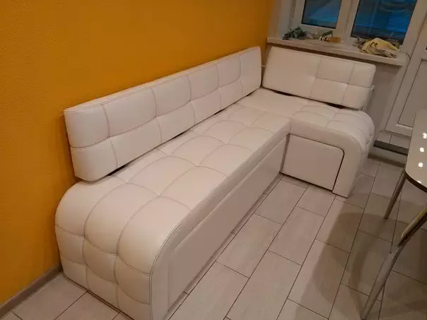 Maliit na sofa sa kusina (63 mga larawan): Maikling mini-sleeves na walang natutulog na lugar at maliit na kusina compact sliding modelo, iba pang mga pagpipilian 24877_35