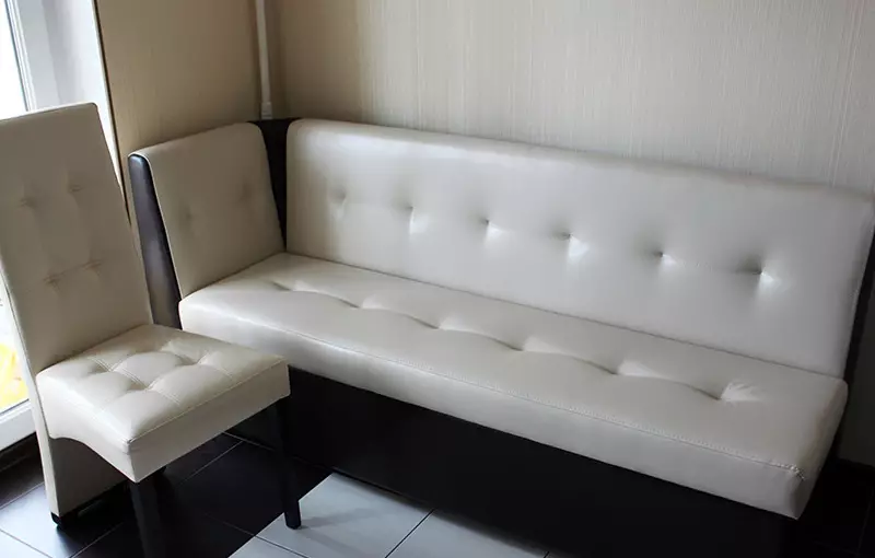 Sukaldeko sofa txikiak (63 argazki): mini-mahuka motzak lo egin gabe eta sukalde txikiak trinkoa ereduak, beste aukera batzuk 24877_36