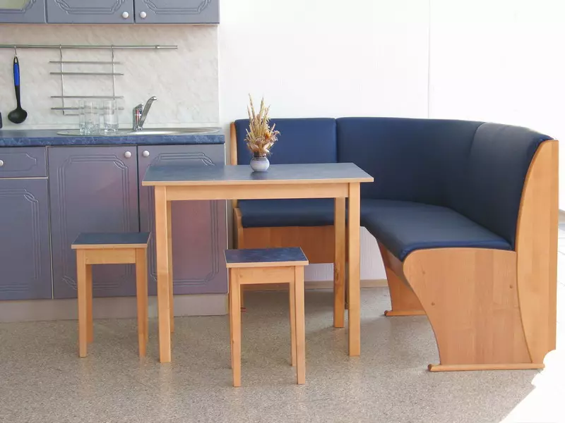 أريكة صغيرة في المطبخ (63 صور): قصيرة الأكمام مصغرة بدون مكان لنوم ومطبخ صغير نماذج التعاقد انزلاق، وخيارات أخرى 24877_57