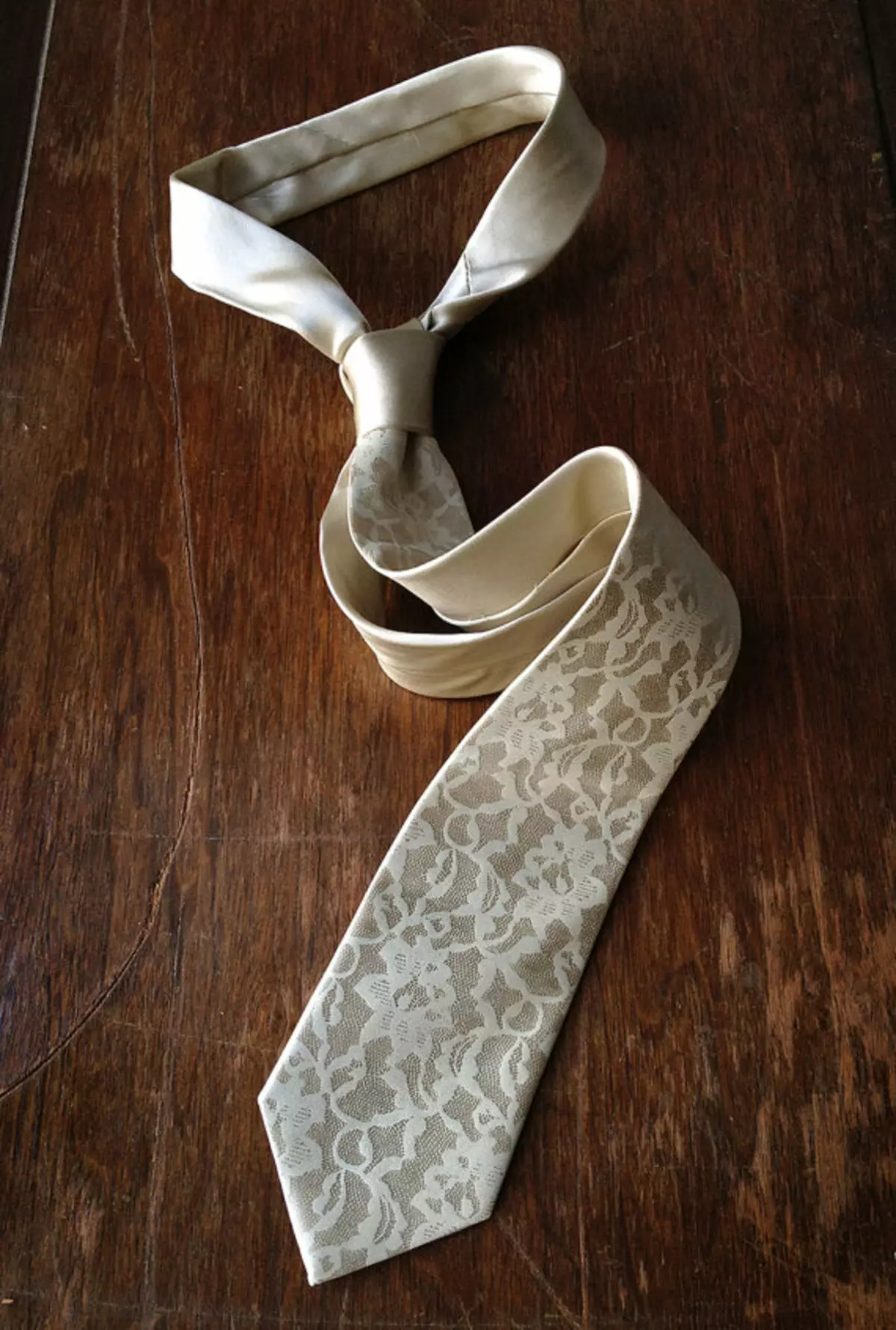 Sieviešu kaklasaite (83 fotogrāfijas): Ko valkāt tauriņu, tauriņu un mežģīnes Jabin meitenes, kā sasiet tos soli pa solim 2487_42