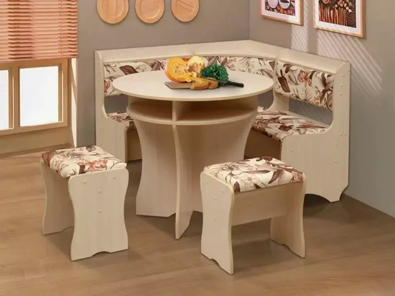 Piccoli angoli in cucina (68 foto): mini angoli da cucina con un tavolo rotondo e un divano angolare, altre opzioni di piccole dimensioni 24885_27