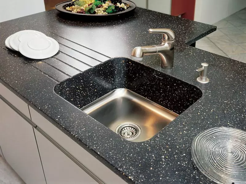 Akụkụ nke countertops maka kichin (foto 28): Standard na-abụghị ọkọlọtọ nke countertops kichin. Kedu ogologo tebụl n'elu na isi kichin? 24892_13