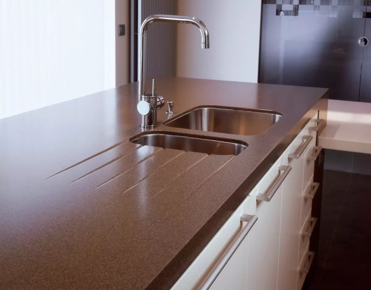 Dimensi countertops untuk dapur (28 foto): Ukuran standar dan non-standar dari meja dapur. Berapa panjang meja di atas headset dapur? 24892_16