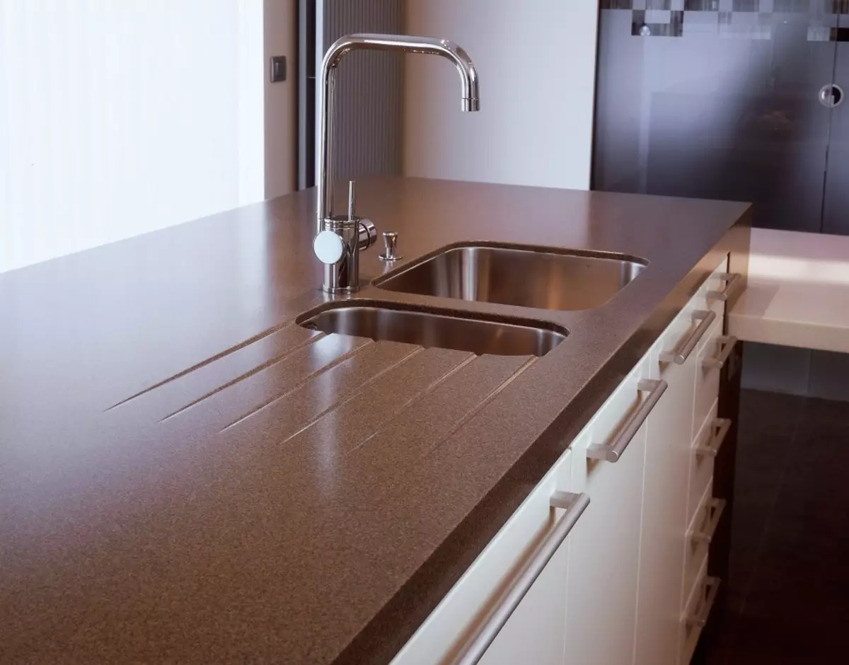 Afmetings van countertops vir die kombuis (28 foto's): Standaard en nie-standaard groottes van kombuis countertops. Wat is die lengte van die tafelblad in die kombuiskop? 24892_16