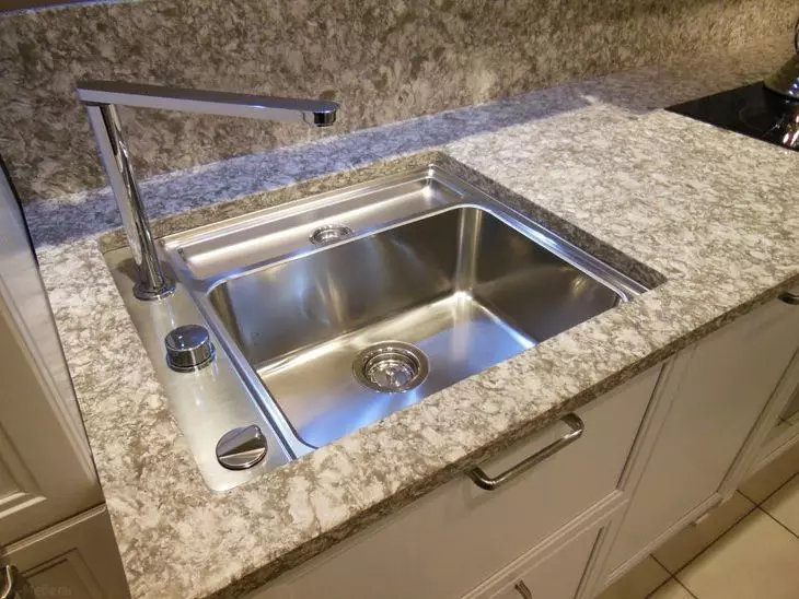 Afmetings van countertops vir die kombuis (28 foto's): Standaard en nie-standaard groottes van kombuis countertops. Wat is die lengte van die tafelblad in die kombuiskop? 24892_19