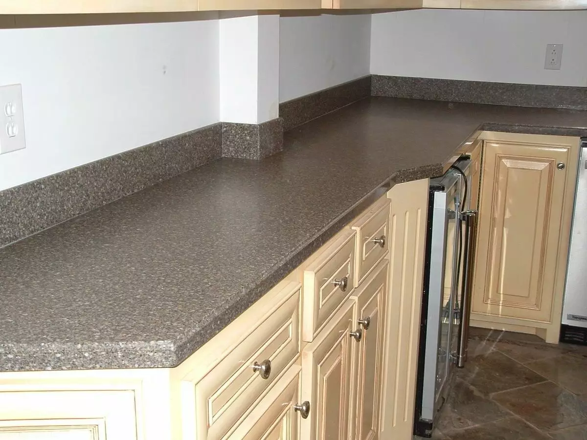 Awọn iwọn ti awọn counterTops fun ibi idana ounjẹ (awọn fọto 2 28: boṣewa ati awọn iwọn titobi ti awọn ibi idana ounjẹ idana. Kini ipari tabili tabili ni agbekari ibi? 24892_2