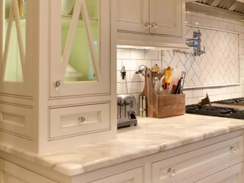 Awọn iwọn ti awọn counterTops fun ibi idana ounjẹ (awọn fọto 2 28: boṣewa ati awọn iwọn titobi ti awọn ibi idana ounjẹ idana. Kini ipari tabili tabili ni agbekari ibi? 24892_20