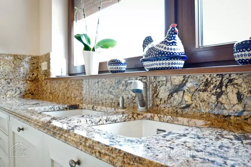 Awọn iwọn ti awọn counterTops fun ibi idana ounjẹ (awọn fọto 2 28: boṣewa ati awọn iwọn titobi ti awọn ibi idana ounjẹ idana. Kini ipari tabili tabili ni agbekari ibi? 24892_22