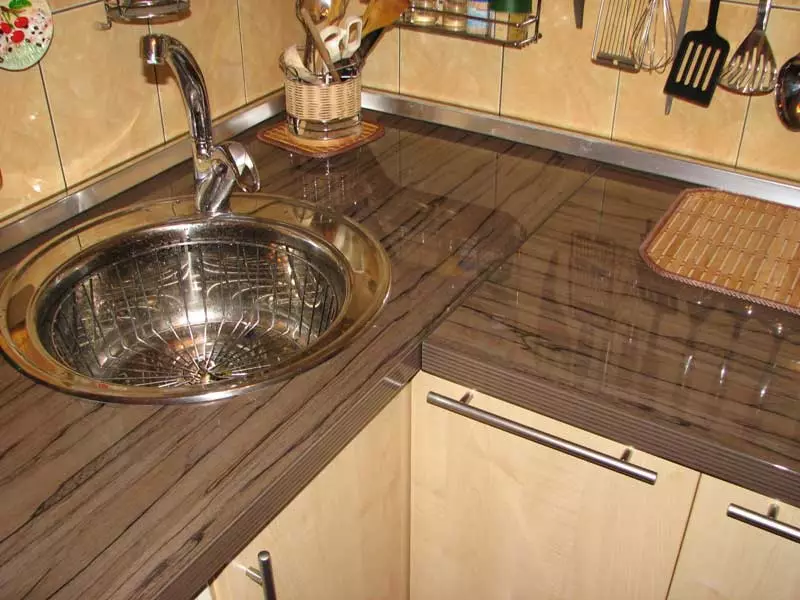 Dimensiounen vun der Countertops fir d'Kichen (28 Fotoen): Standard an Net-Standardgréissten vun der Kichenkuechter. Wat ass d'Längt vum Dësch uewen am Kichenhacketing? 24892_3