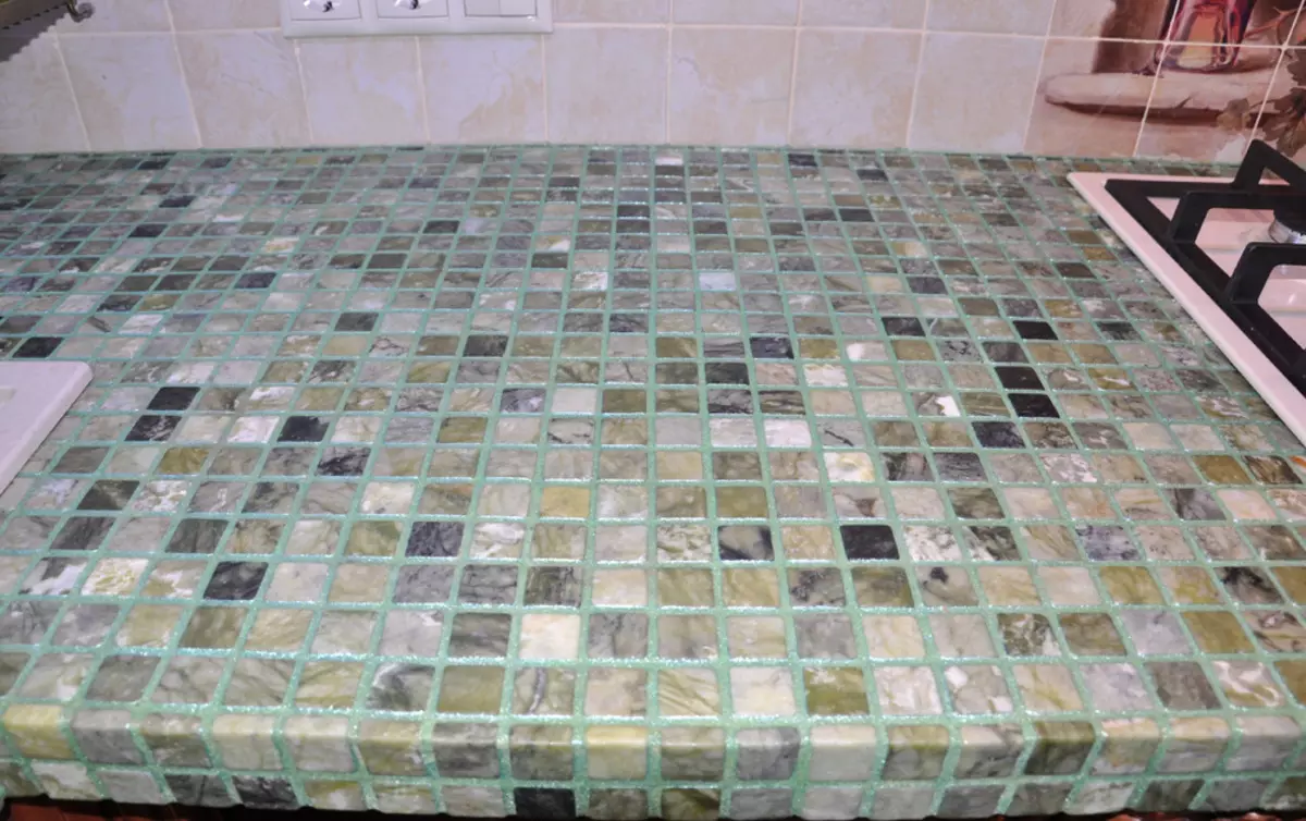 Countertop van Tile on the keuken (35 foto's): keramische keuken countertop van Mosaic en oare opsjes. Wat te kiezen? 24898_10