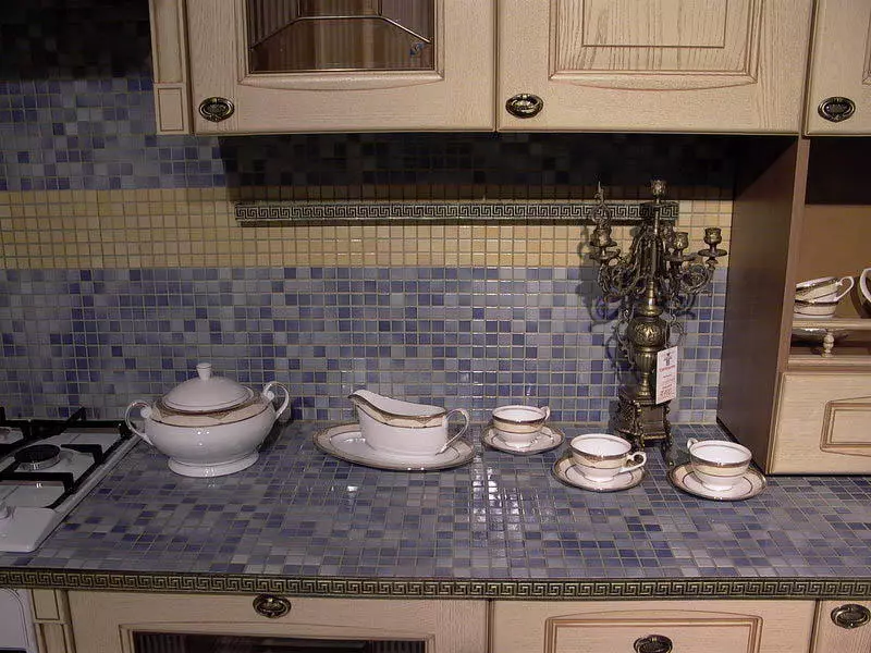 Skaitiklis nuo plytelių ant virtuvės (35 nuotraukos): keramikos virtuvės stalviršis iš mozaikos ir kitų parinkčių. Ką pasirinkti? 24898_11