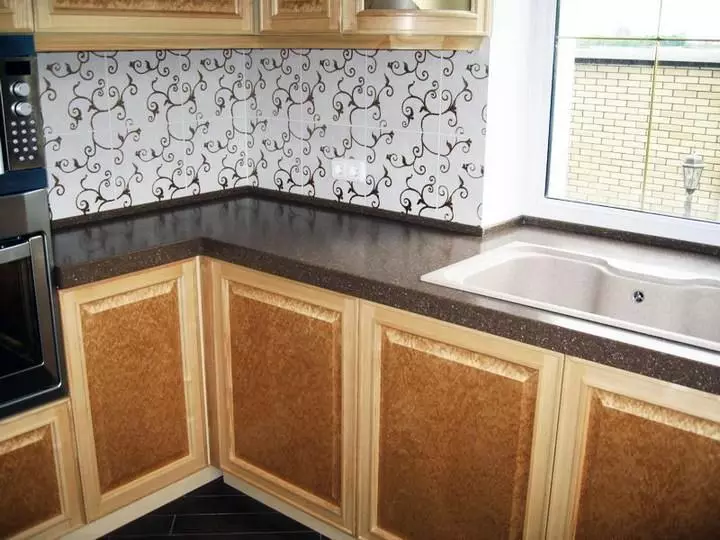 Kontsesstop plaadist köögis (35 fotot): keraamiline köök countertop mosaiik ja muud võimalused. Mida valida? 24898_14