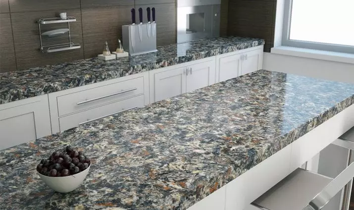 Countertop van Tile on the keuken (35 foto's): keramische keuken countertop van Mosaic en oare opsjes. Wat te kiezen? 24898_18