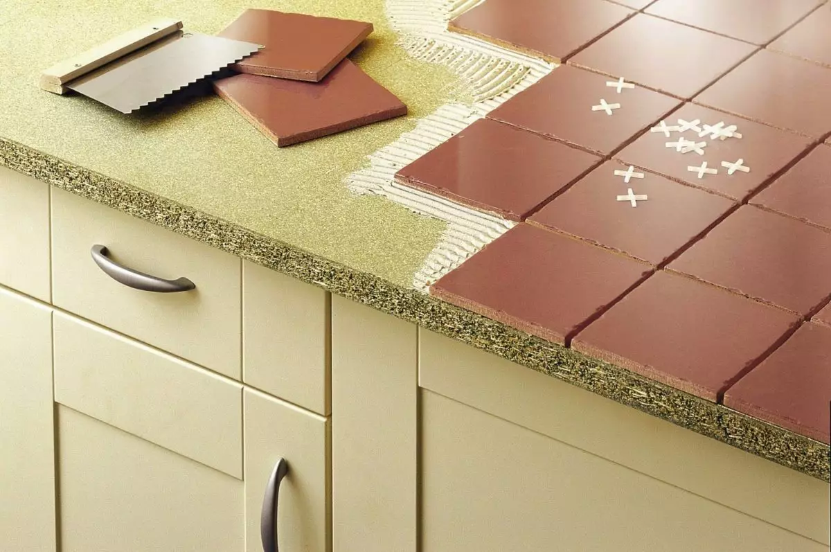Countertop van Tile on the keuken (35 foto's): keramische keuken countertop van Mosaic en oare opsjes. Wat te kiezen? 24898_20