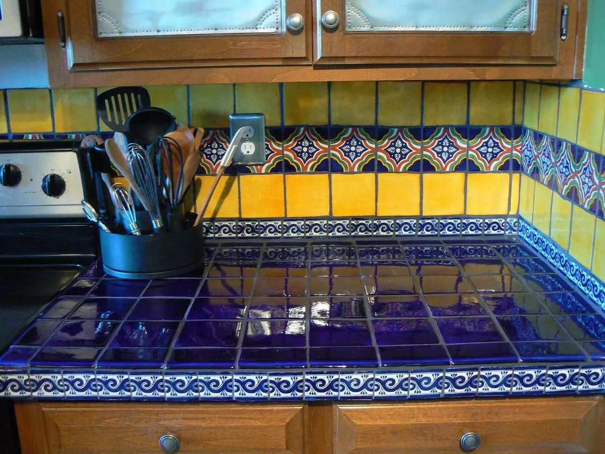 Mostra de tella sobre a cociña (35 fotos): mostrador de cociña de cerámica de mosaico e outras opcións. Que escoller? 24898_24