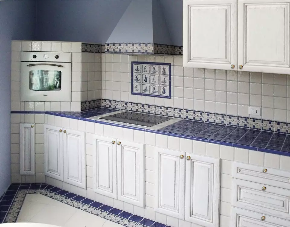 Countertop van Tile on the keuken (35 foto's): keramische keuken countertop van Mosaic en oare opsjes. Wat te kiezen? 24898_29