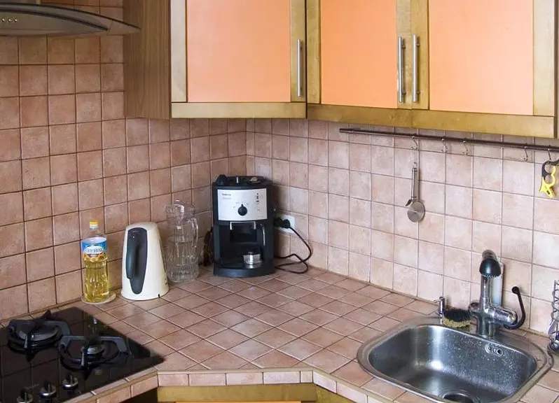آشپزخانه از کاشی بر روی آشپزخانه (35 عکس): آشپزخانه آشپزخانه سرامیک از موزاییک و گزینه های دیگر. چه چیزی را انتخاب کنید؟ 24898_30