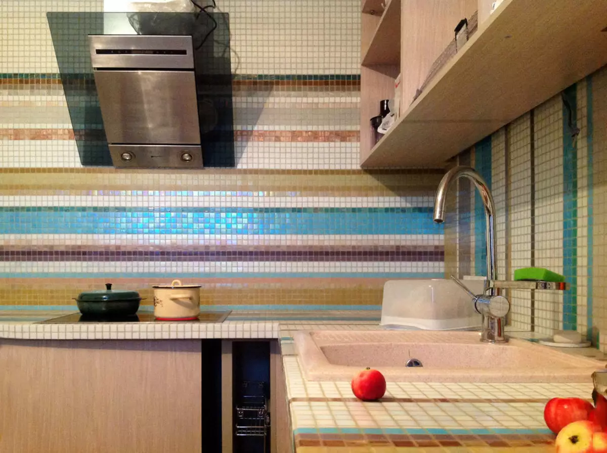 Kontratop od pločica na kuhinji (35 fotografija): Keramička kuhinja sa mozaikom i ostalim opcijama. Šta birati? 24898_31