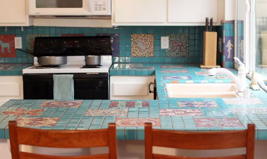 Kontratop od pločica na kuhinji (35 fotografija): Keramička kuhinja sa mozaikom i ostalim opcijama. Šta birati? 24898_34