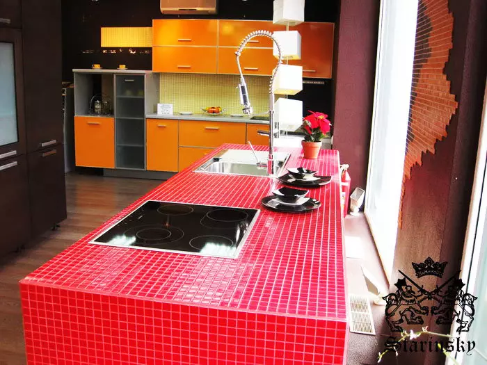 Mostra de tella sobre a cociña (35 fotos): mostrador de cociña de cerámica de mosaico e outras opcións. Que escoller? 24898_35