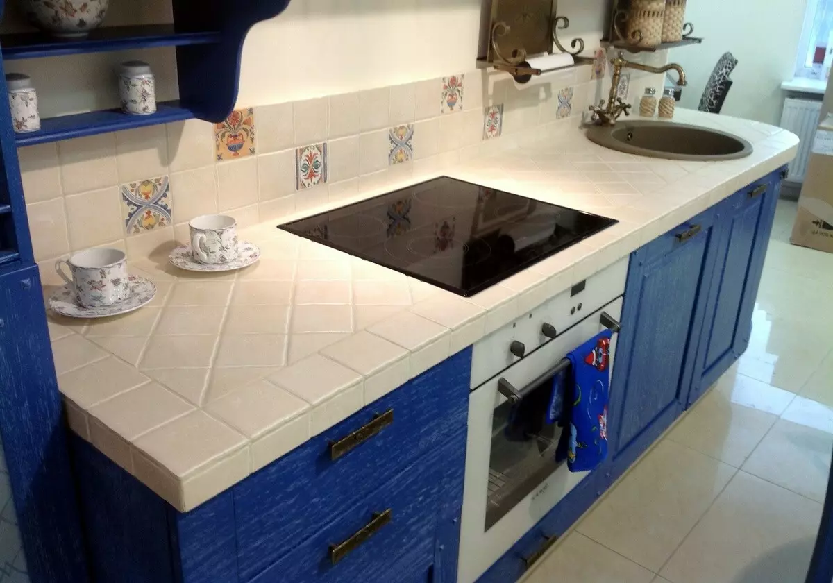 Encimera de azulejos en la cocina (35 fotos): encimera de cocina de cerámica de mosaico y otras opciones. ¿Qué elegir? 24898_4