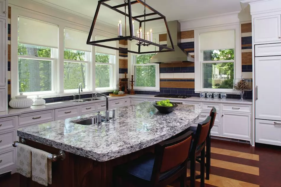 Quartz stalo viršuje virtuvės (28 nuotraukos): gražus virtuvės modeliai nuo aglomerato, Gamintojų apžvalga 24902_12