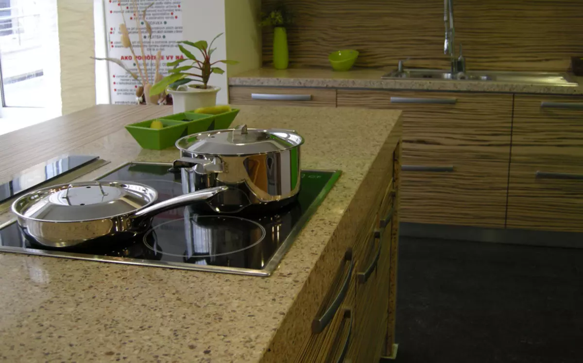 Quartz Stoly Top pro kuchyň (28 fotek): Krásné kuchyňské modely z aglomerátu, recenze výrobců 24902_18
