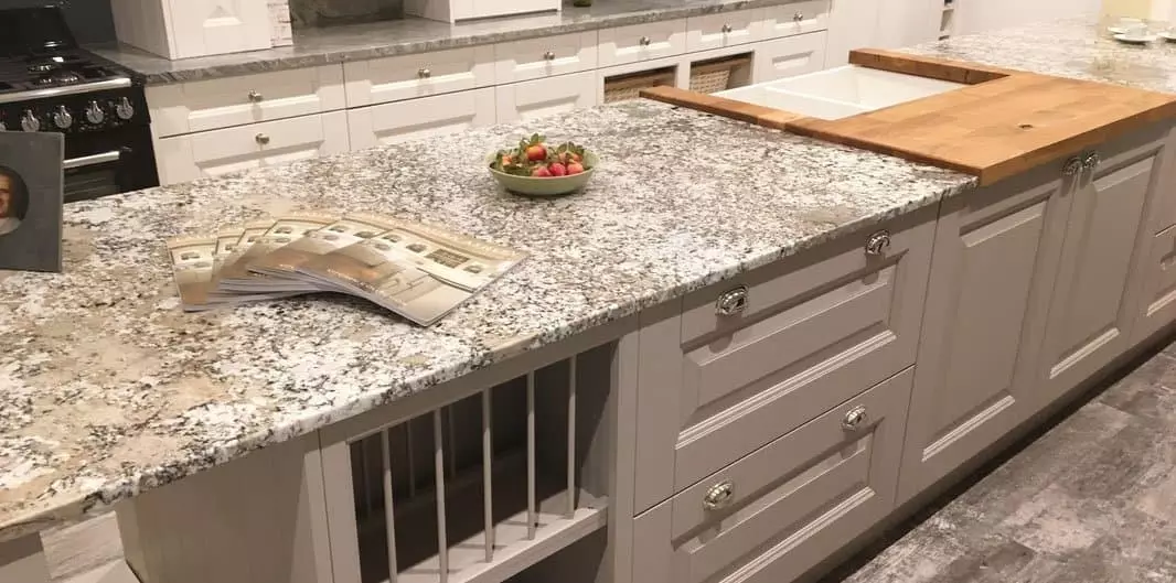 Quartz méja luhureun keur dapur (28 foto): model dapur Éndah ti agglomerate, review ngeunaan pabrik 24902_21