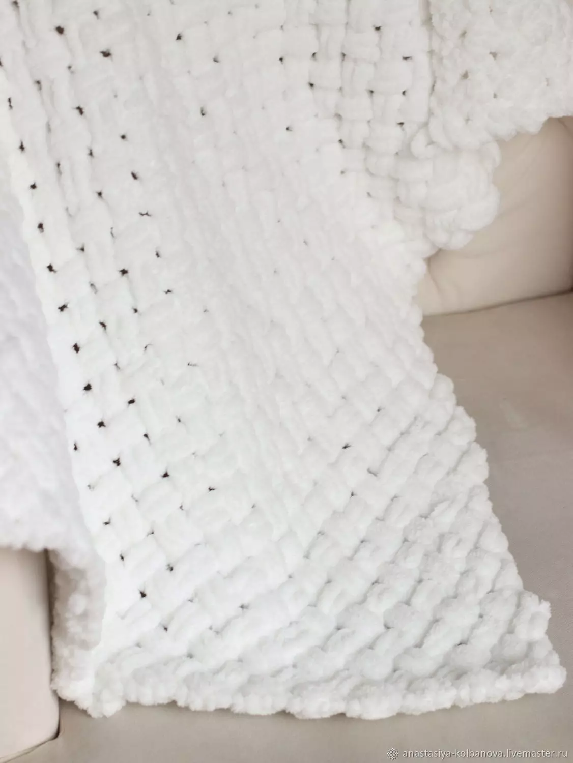 플러시 담요 (50 장의 사진) : 침대에서 봉제사에서 부드러운 니트 침대를 니트. 씻는 법? 흰색, 회색 및 기타 격자 무늬 패턴과없이 24916_20
