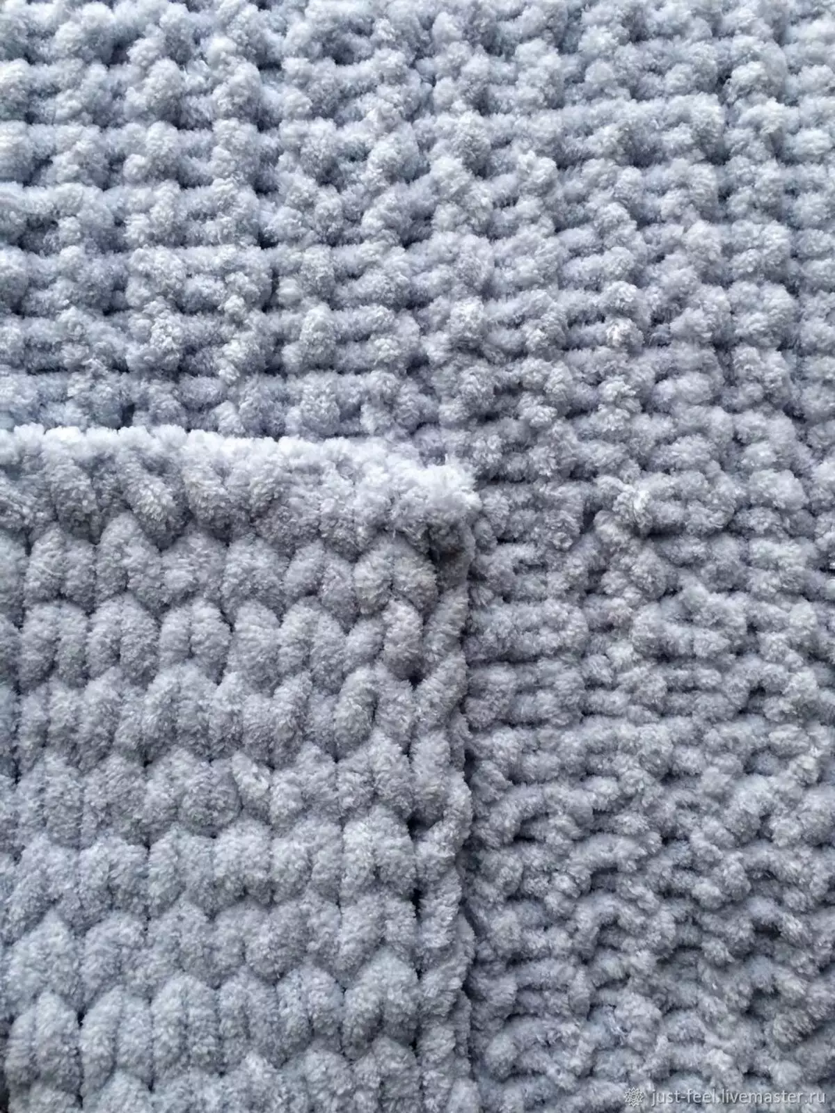Plyšové přikrývky (50 fotografií): Měkké pletené přehozy z plyšové příze na posteli. Jak umýt? Bílá, šedá a jiná pléd s vzory a bez 24916_23
