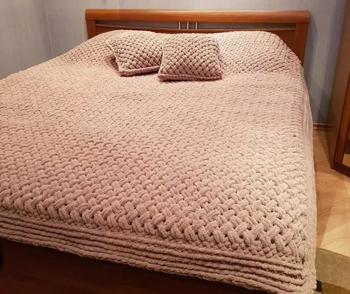 Plyšové přikrývky (50 fotografií): Měkké pletené přehozy z plyšové příze na posteli. Jak umýt? Bílá, šedá a jiná pléd s vzory a bez 24916_32