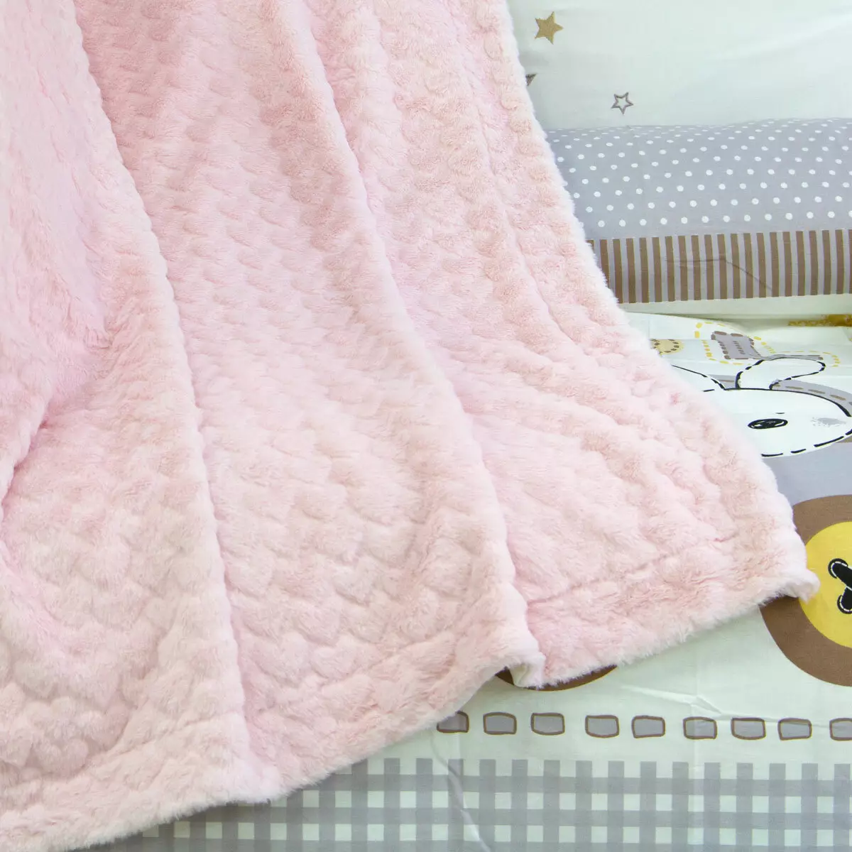 플러시 담요 (50 장의 사진) : 침대에서 봉제사에서 부드러운 니트 침대를 니트. 씻는 법? 흰색, 회색 및 기타 격자 무늬 패턴과없이 24916_33