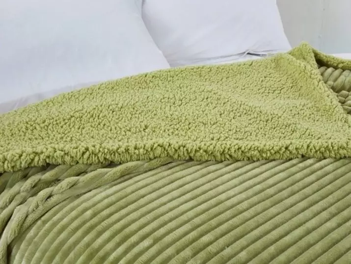 Plyšové přikrývky (50 fotografií): Měkké pletené přehozy z plyšové příze na posteli. Jak umýt? Bílá, šedá a jiná pléd s vzory a bez 24916_35