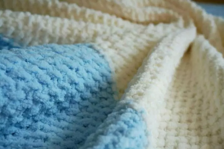 Plyšové přikrývky (50 fotografií): Měkké pletené přehozy z plyšové příze na posteli. Jak umýt? Bílá, šedá a jiná pléd s vzory a bez 24916_5