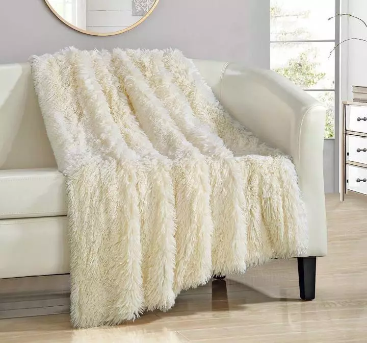 Biele prikrývky (37 fotiek): Fluffy BedsPreads na posteli 220x240 a ďalšie veľkosti. Ako Whiten? S dlhou hromadu bielej 24922_10