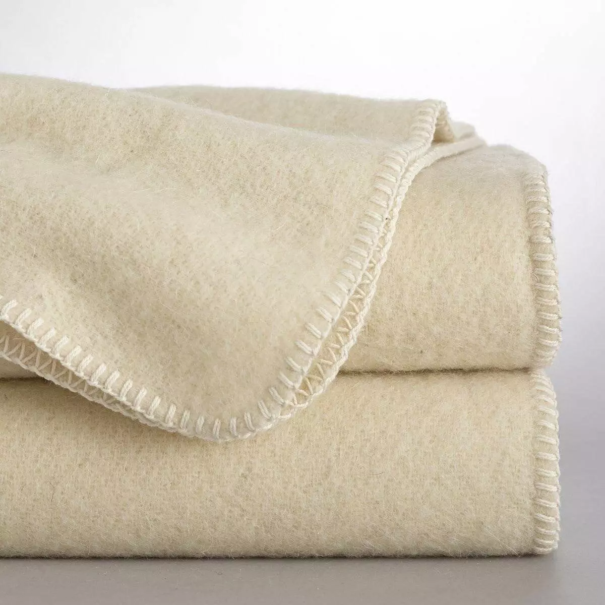 Biele prikrývky (37 fotiek): Fluffy BedsPreads na posteli 220x240 a ďalšie veľkosti. Ako Whiten? S dlhou hromadu bielej 24922_14