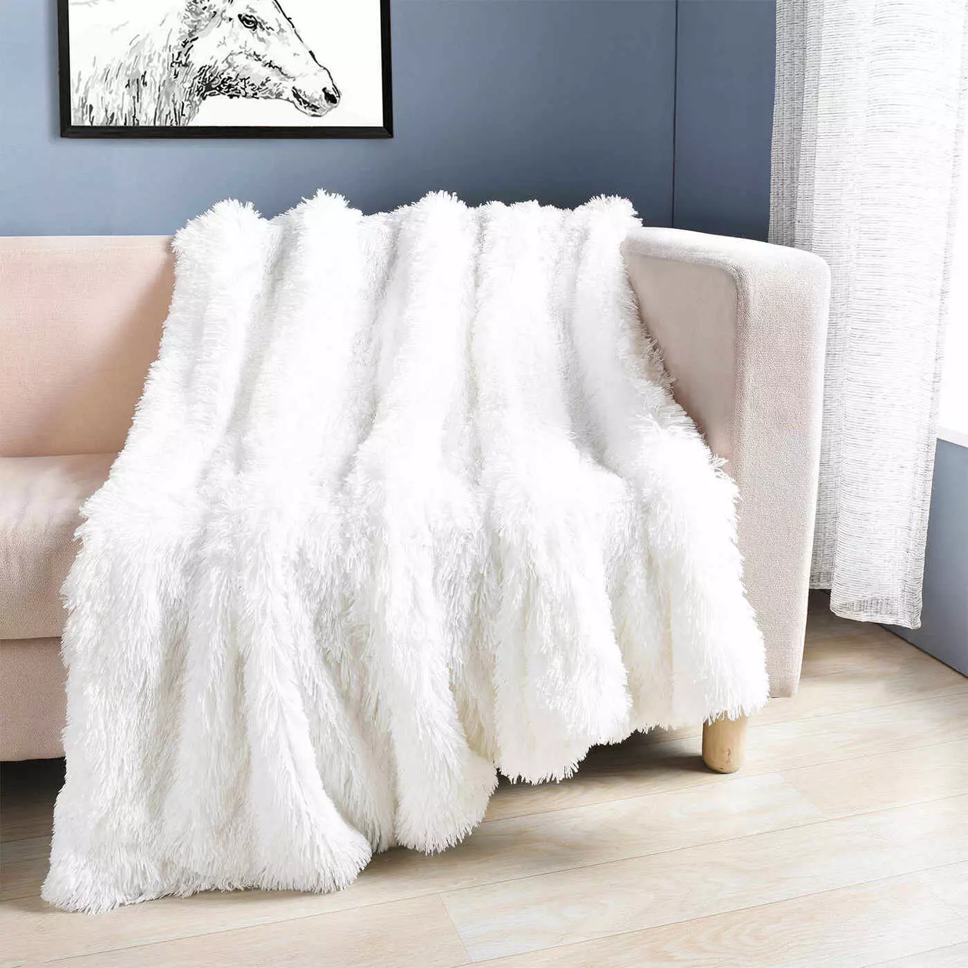 Biele prikrývky (37 fotiek): Fluffy BedsPreads na posteli 220x240 a ďalšie veľkosti. Ako Whiten? S dlhou hromadu bielej 24922_17