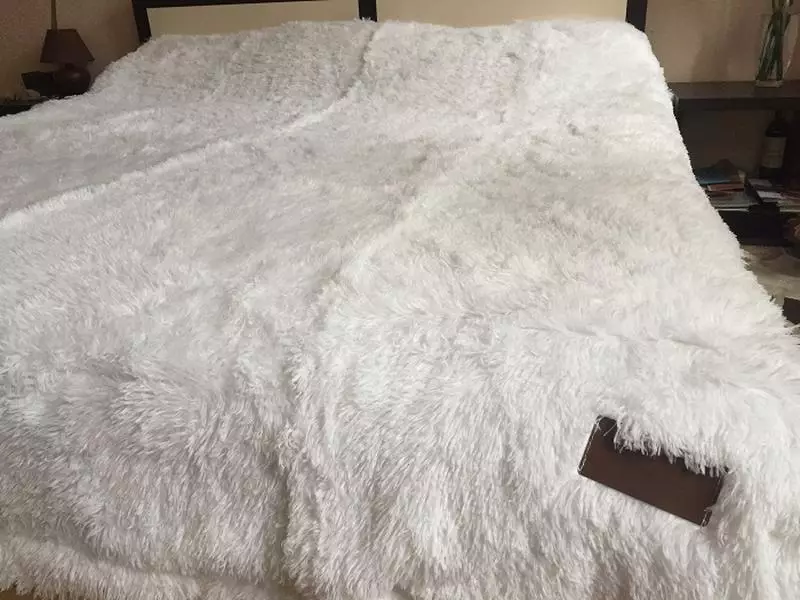 Biele prikrývky (37 fotiek): Fluffy BedsPreads na posteli 220x240 a ďalšie veľkosti. Ako Whiten? S dlhou hromadu bielej 24922_18