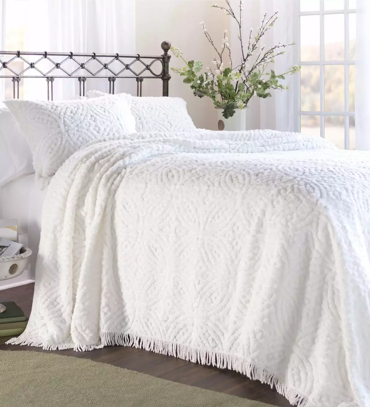 Biele prikrývky (37 fotiek): Fluffy BedsPreads na posteli 220x240 a ďalšie veľkosti. Ako Whiten? S dlhou hromadu bielej 24922_2