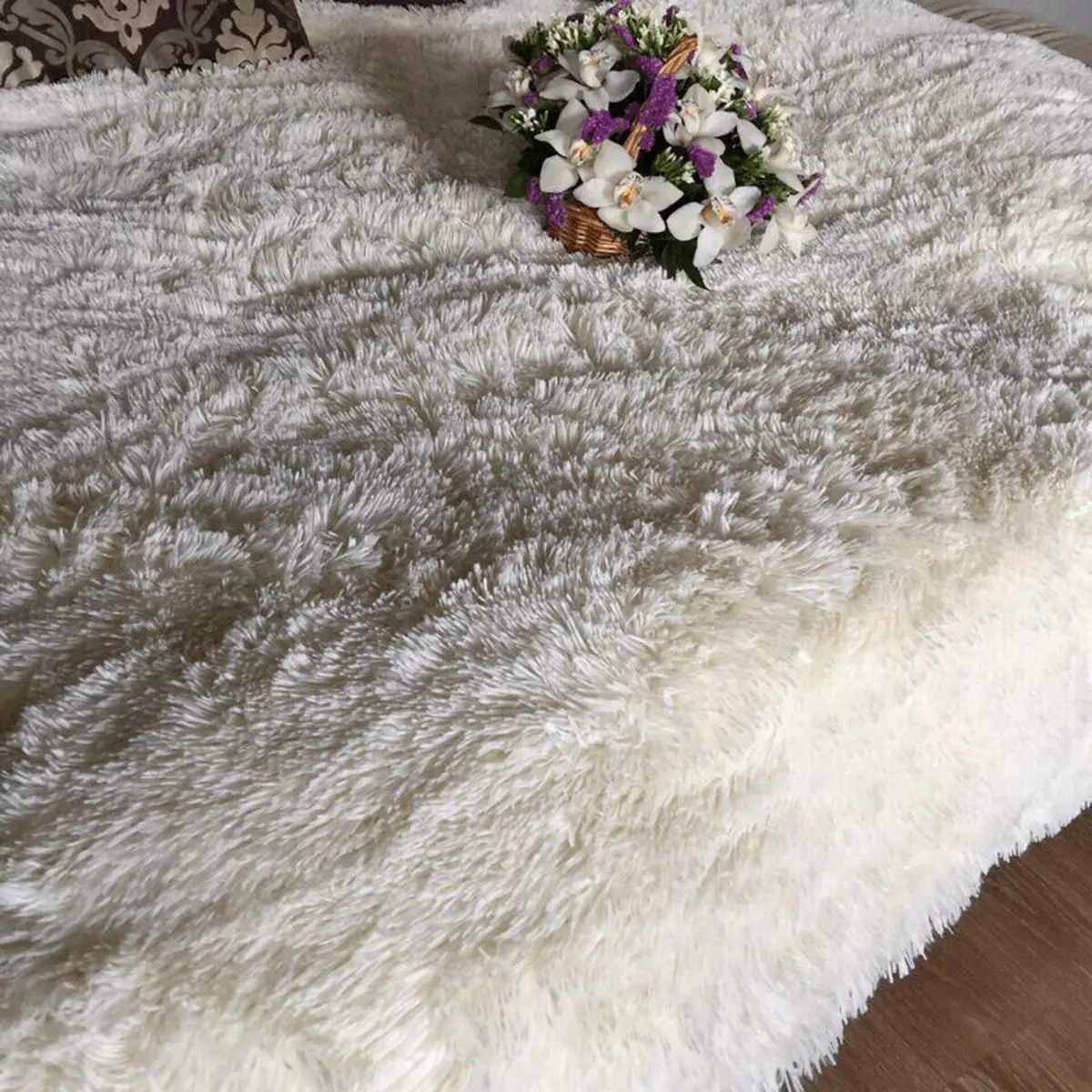 Biele prikrývky (37 fotiek): Fluffy BedsPreads na posteli 220x240 a ďalšie veľkosti. Ako Whiten? S dlhou hromadu bielej 24922_22