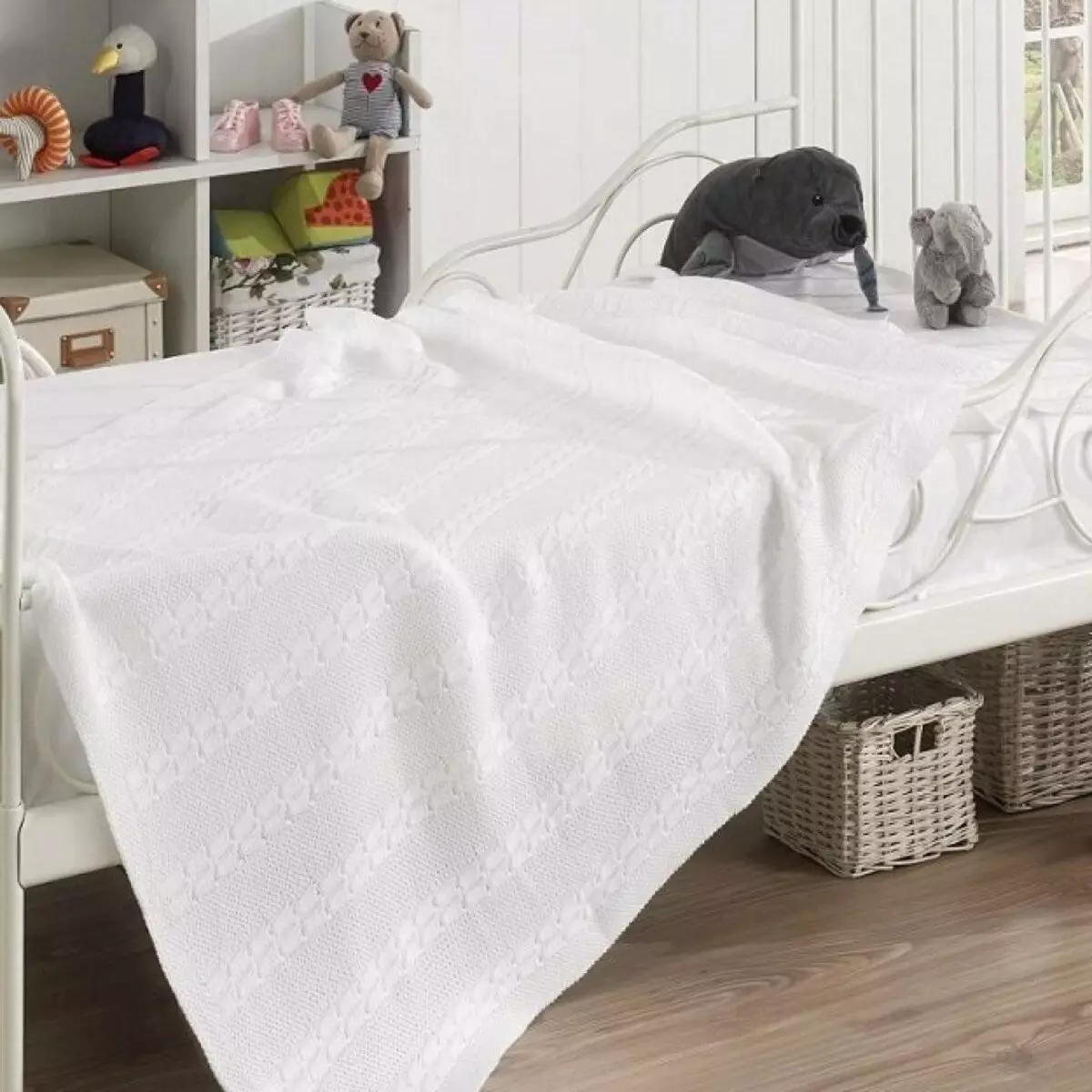 Biele prikrývky (37 fotiek): Fluffy BedsPreads na posteli 220x240 a ďalšie veľkosti. Ako Whiten? S dlhou hromadu bielej 24922_25