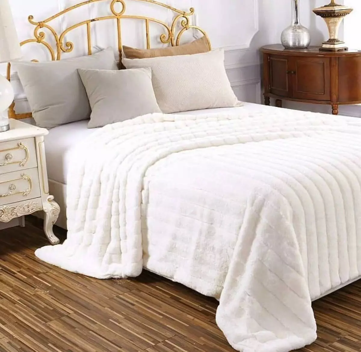 Biele prikrývky (37 fotiek): Fluffy BedsPreads na posteli 220x240 a ďalšie veľkosti. Ako Whiten? S dlhou hromadu bielej 24922_26