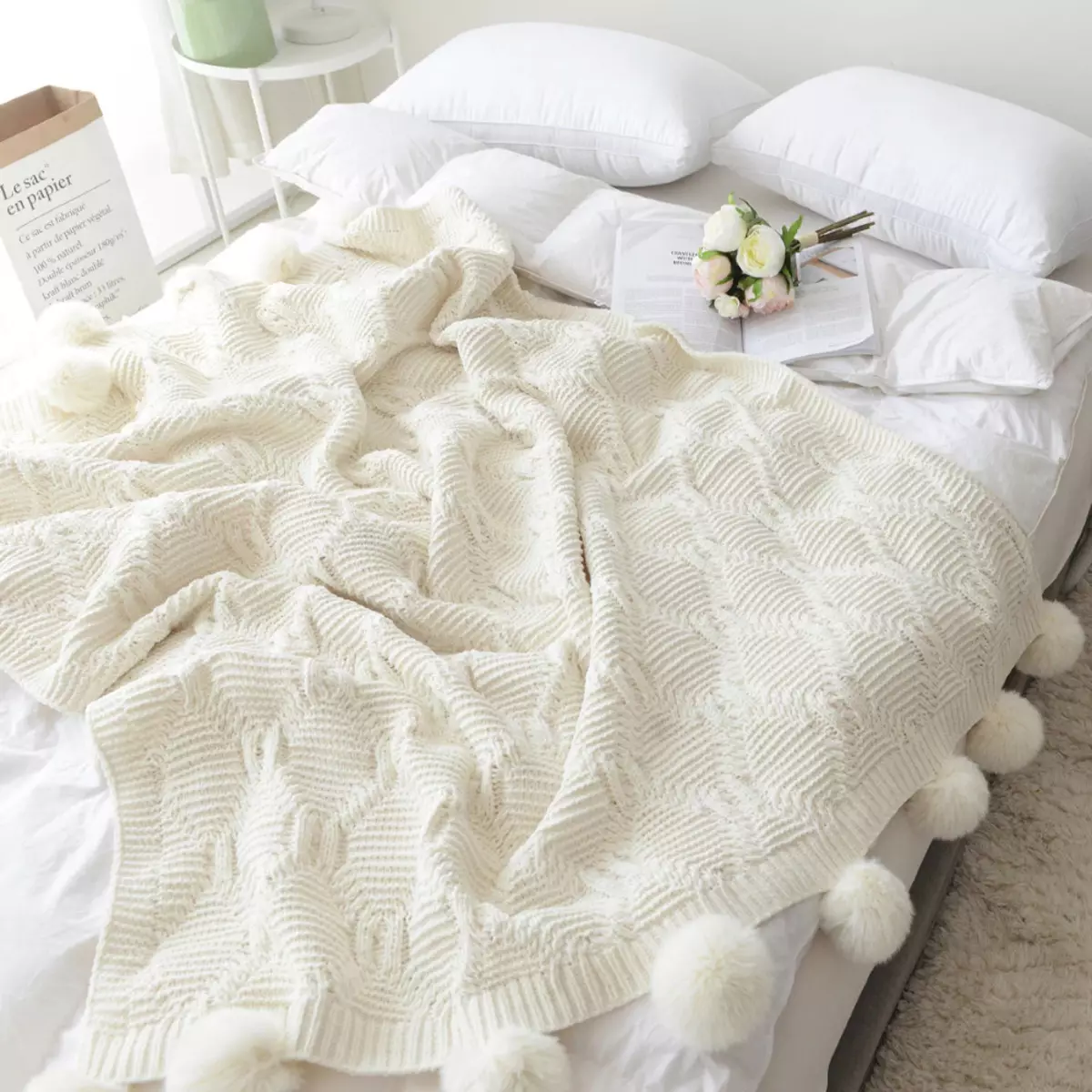 Biele prikrývky (37 fotiek): Fluffy BedsPreads na posteli 220x240 a ďalšie veľkosti. Ako Whiten? S dlhou hromadu bielej 24922_28