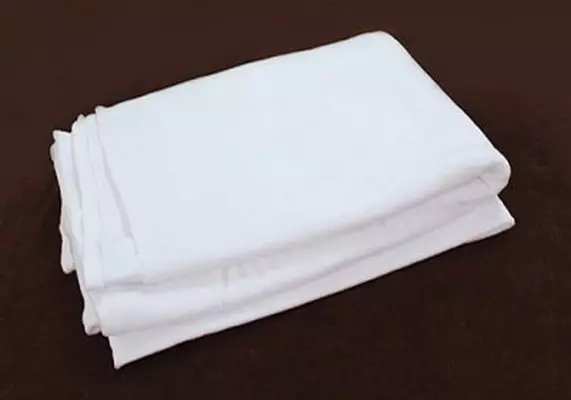 Biele prikrývky (37 fotiek): Fluffy BedsPreads na posteli 220x240 a ďalšie veľkosti. Ako Whiten? S dlhou hromadu bielej 24922_29