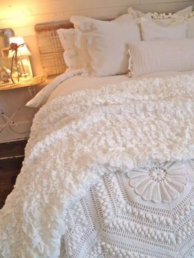 Biele prikrývky (37 fotiek): Fluffy BedsPreads na posteli 220x240 a ďalšie veľkosti. Ako Whiten? S dlhou hromadu bielej 24922_3