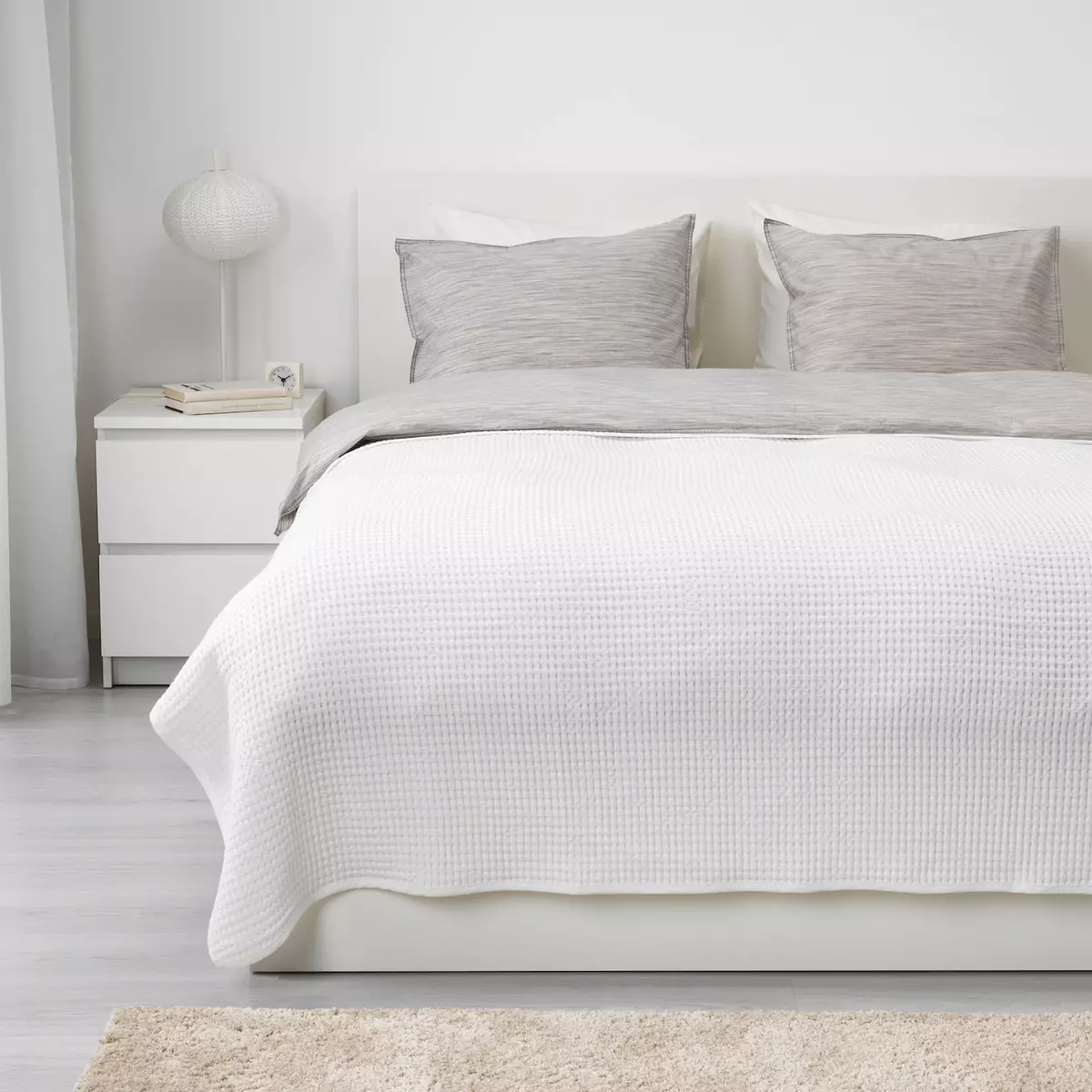 Biele prikrývky (37 fotiek): Fluffy BedsPreads na posteli 220x240 a ďalšie veľkosti. Ako Whiten? S dlhou hromadu bielej 24922_33