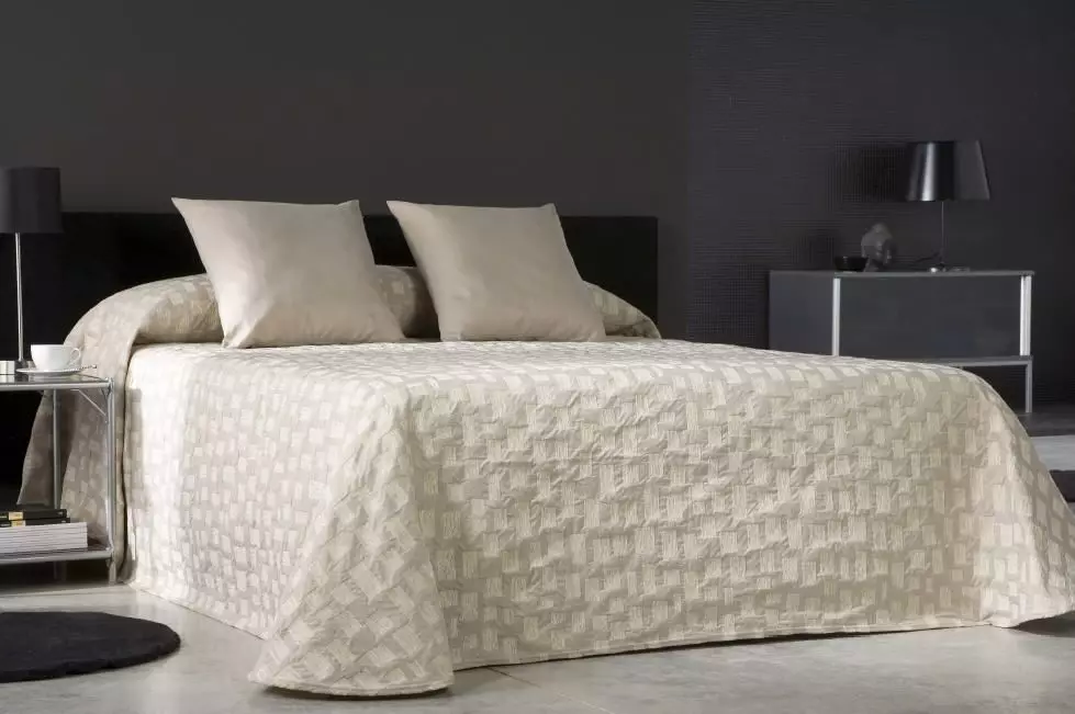 Biele prikrývky (37 fotiek): Fluffy BedsPreads na posteli 220x240 a ďalšie veľkosti. Ako Whiten? S dlhou hromadu bielej 24922_34