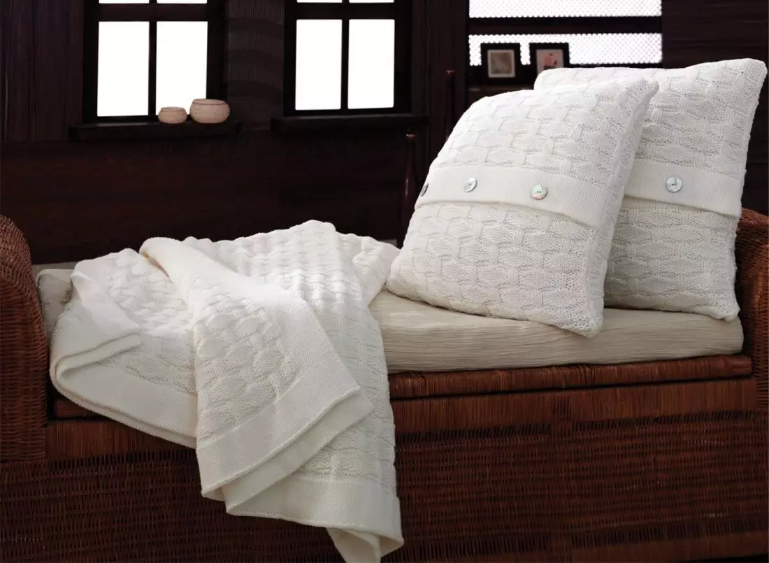 Biele prikrývky (37 fotiek): Fluffy BedsPreads na posteli 220x240 a ďalšie veľkosti. Ako Whiten? S dlhou hromadu bielej 24922_5